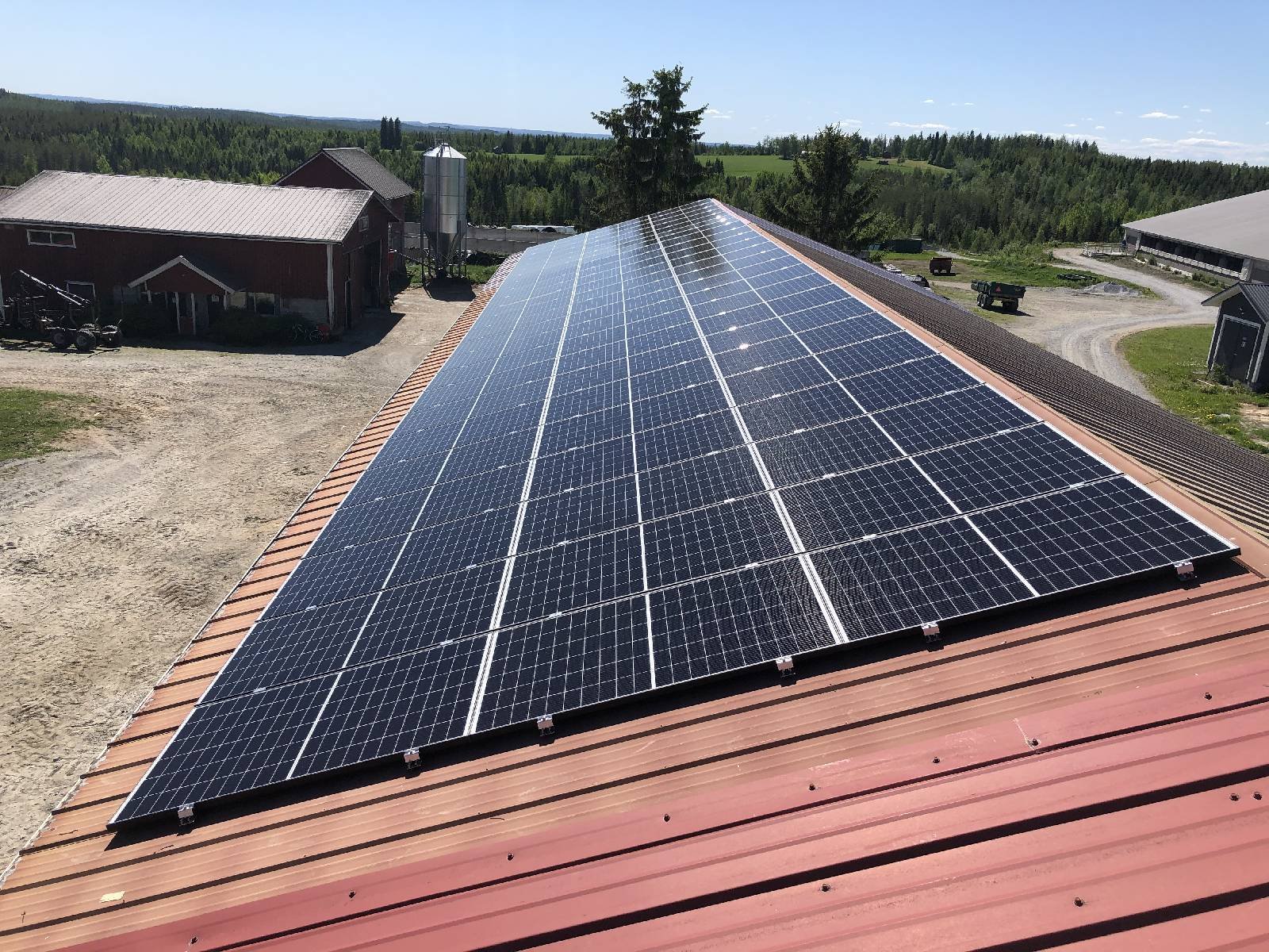 Aurinkosähkö ja akku yhdessä parantavat maatilan omavaraisuutta ja varavoimaa Kuopion seudulla